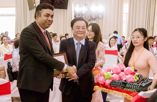 Bộ trưởng Bộ NN&PTNT Lê Minh Hoan tặng quà cho Ngài Madan Mohan Sethi - Tổng lãnh sự quán Ấn Độ tại TP. Hồ Chí Minh.