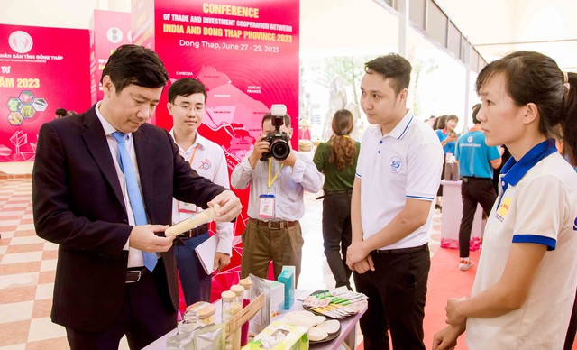 Chủ tịch UBND tỉnh Đồng Tháp Phạm Thiện Nghĩa xem sản phẩm OCOP được trưng bày tại Hội nghị.