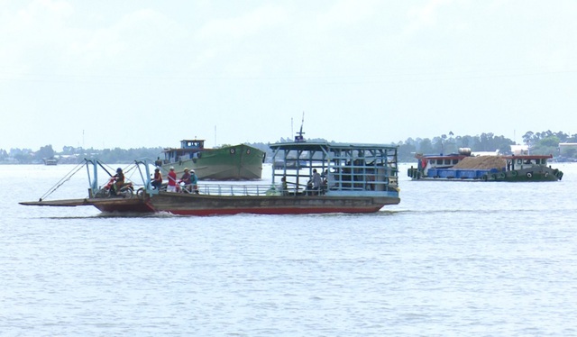 Các phương tiện thủy tham gia giao thông trên tuyến Sông Tiền
