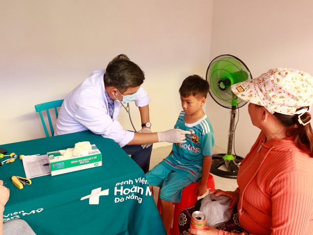 Khám sức khỏe và cấp phát thuốc miễn phí cho 600 người dân ở thôn Vĩnh Hội, tỉnh Bình Định - Ảnh 4.
