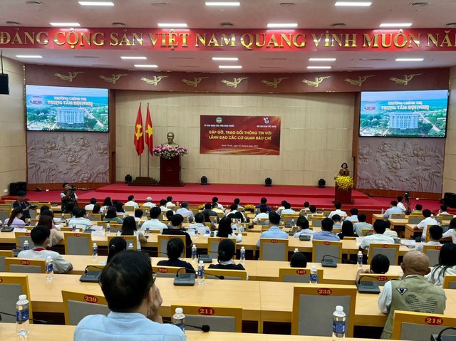 Hội Nhà báo Việt Nam tổ chức trồng cây rừng, tặng cờ Tổ quốc tại Bình Phước - Ảnh 1.