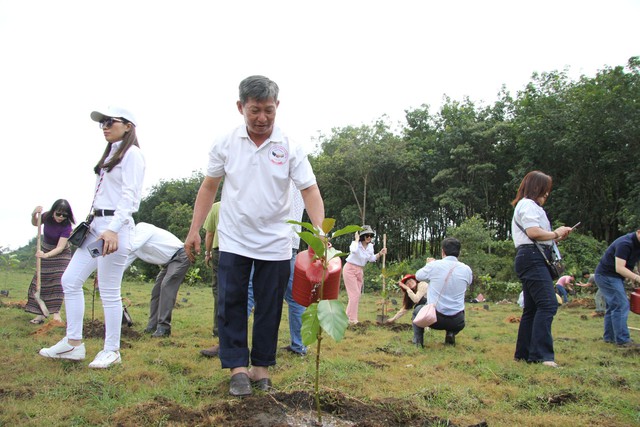 Hội Nhà báo Việt Nam tổ chức trồng cây rừng, tặng cờ Tổ quốc tại Bình Phước - Ảnh 4.