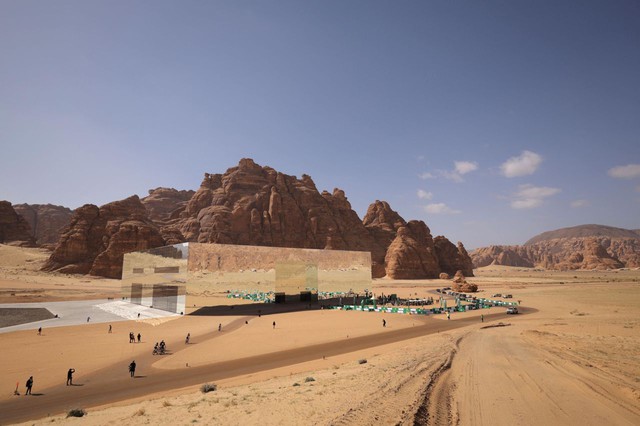 Tòa nhà phủ gương ở Saudi Arabi: Công trình nghệ thuật đặc sắc giữa sa mạc - Ảnh 1.