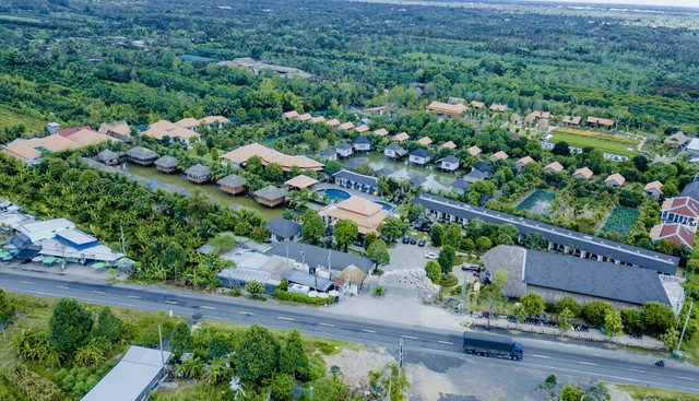 Cần Thơ Eco Resort là khu nghỉ dưỡng sinh thái nằm trên tuyến Quốc lộ 61C, ấp Nhơn Thuận, xã Nhơn Nghĩa, huyện Phong Ðiền (TP Cần Thơ), cách trung tâm TP Cần Thơ khoảng 16km.