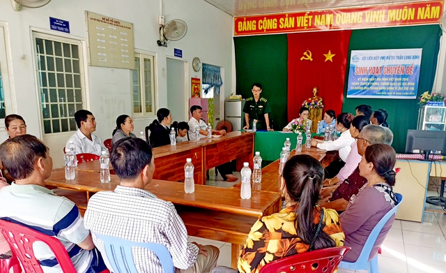 Cán bộ Đồn Biên phòng cửa khẩu Long Binh sinh hoạt Tổ phụ nữ tự quản đường biên, mốc Quốc giới.