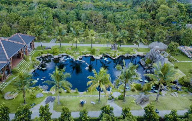 Cần Thơ Eco Resort gây ấn tượng với du khách nhờ sở hữu không gian thư giãn được bao bọc bởi thiên nhiên trong lành với hệ thống ao hồ, cây xanh thơ mộng.