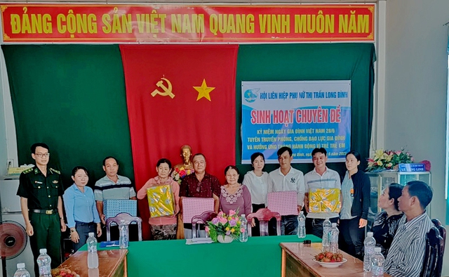 Tặng quà cho Hội viên phụ nữ có hoàn cảnh khó khăn thị trấn Long Bình, huyện An Phú, tỉnh An Giang.