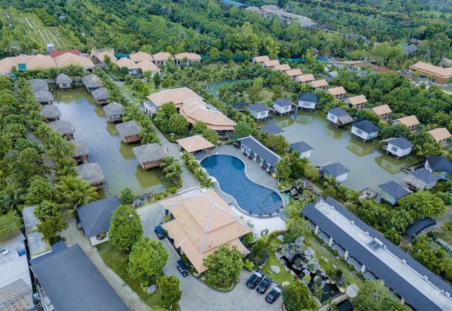 Cần Thơ Eco Resort cung cấp hệ thống 60 Bungalow & Villa biệt lập được thiết kế theo lối kiến trúc Đông Dương hài hòa với thiên nhiên, cây xanh, tạo nên không gian nghỉ dưỡng vừa sang trọng vừa thân thiện môi trường.