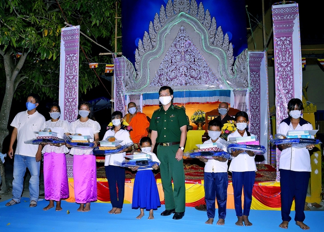 Đồn BP Nhơn Hưng tặng quà cho học sinh nghèo người Khmer 2 xã An Phú, Nhơn Hưng, huyện Tịnh Biên.