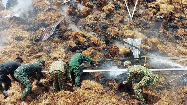 Cán bộ, chiến sĩ Đồn Biên phòng Phú Hữu, BĐBP An Giang giúp dân khống chế, dập tắt đám cháy.
