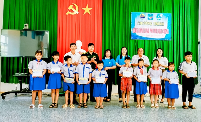 Tặng quà cho người nghèo khu vực biên giới Vĩnh Hội Đông, huyện An Phú, tỉnh An Giang.