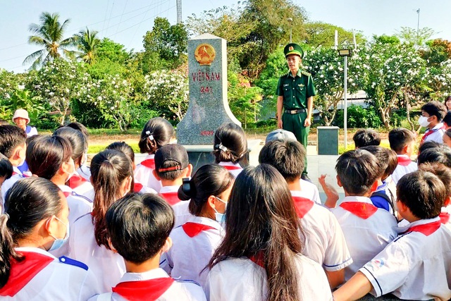 Cán bộ Đồn Biên phòng cửa khẩu quốc tế Vĩnh Xương tuyên truyền về chủ quyền, an ninh biên giới cho các em học sinh.