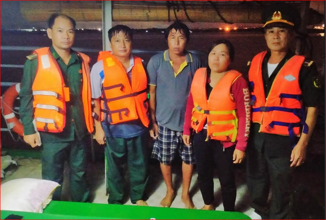 BĐBP TP.Hồ Chí Minh: Cứu 2 người bị chìm xà lan trên biển - Ảnh 1. BĐBP TP.Hồ Chí Minh: Cứu 2 người bị chìm xà lan trên biển - Ảnh 1.