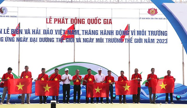 10.000 lá cờ Tổ quốc được trao tặng cho ngư dân 2 tỉnh Nghệ An và Hà Tĩnh - Ảnh 1.