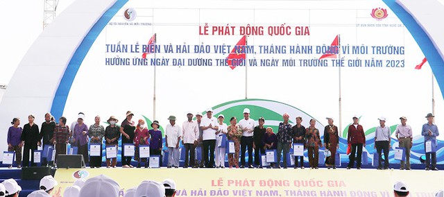 10.000 lá cờ Tổ quốc được trao tặng cho ngư dân 2 tỉnh Nghệ An và Hà Tĩnh - Ảnh 2.