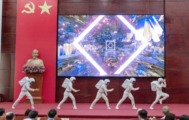 Tiết mục múa Astronaut Robot chào mừng Tuần lễ không gian Việt Nam - Hậu Giang 2023.
