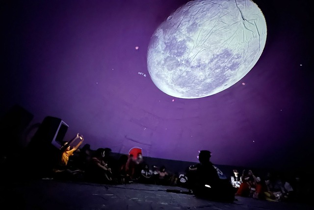 Tại Tuần lễ Vietnam Space Week, các em học sinh còn được khám phá bên trong phòng mô phỏng cảnh trời đêm đầy sao Hậu Giang qua công nghệ số thực tế ảo.