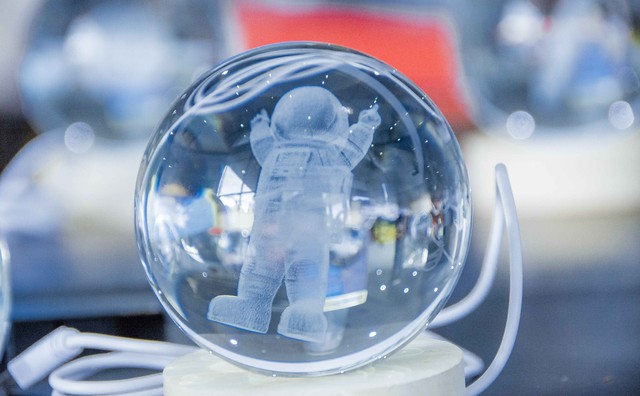 Mô hình phi hành gia qua lăng kính gương được trưng bày tại tuần lễ không gian Việt Nam - Hậu Giang 2023.