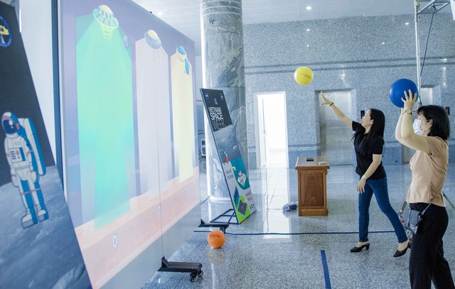 Trò chơi thực tế ảo giúp phụ huynh học sinh tham gia tuần lễ không gian Việt Nam - Hậu Giang 2023 đầy thích thú.