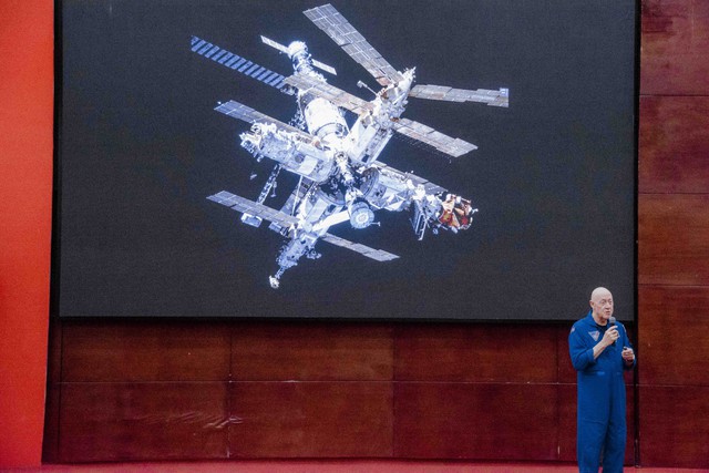 Cựu phi hành gia Michael Baker chia sẻ về Trạm vũ trụ Quốc tế ISS.