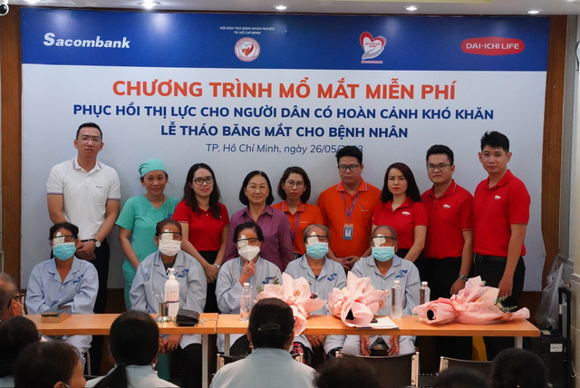 Sacombank và Dai-ichi Life VN hỗ trợ mổ mắt miễn phí cho bệnh nhân nghèo - Ảnh 2.
