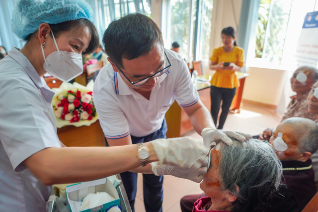 Sacombank và Dai-ichi Life VN hỗ trợ mổ mắt miễn phí cho bệnh nhân nghèo - Ảnh 1.