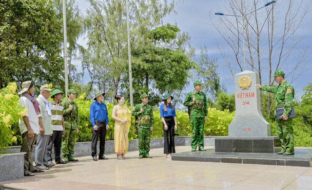 Tổ công tác đồn BP CKQT Hà Tiên, cùng các đoàn thể, người có uy tín tham gia tuần tra, bảo vệ đường biên, cột mốc.