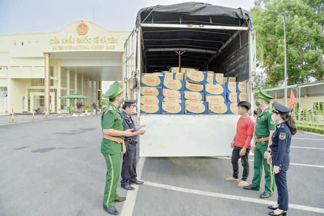 Cán bộ trạm Kiểm soát BP CKQT Hà Tiên cùng lực lượng Hải quan kiểm tra hàng hóa qua lại biên giới…