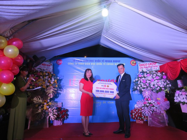 Lãnh đạo Edugo Miền Nam trao tặng 10 suất học bổng, trị giá 100 triệu đồng, cho cô Trịnh Thị Hạnh Chi - Phó Giám đốc Chi nhánh Cần Thơ