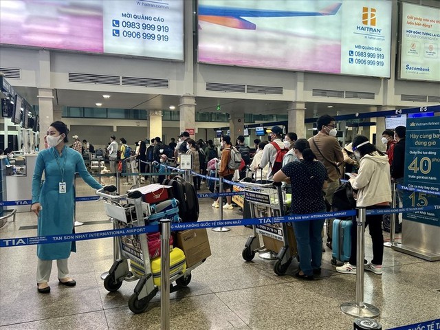 Sân bay Tân Sơn Nhất dự kiến đón 24 triệu lượt khách trong cao điểm hè - Ảnh 1.