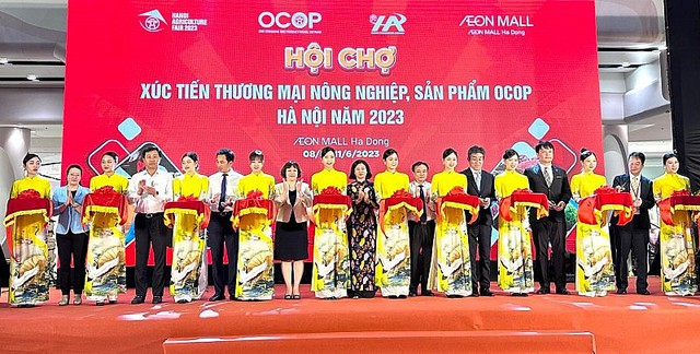 Kết nối giao thương tại Hội chợ Xúc tiến thương mại nông nghiệp, sản phẩm OCOP Hà Nội 2023 - Ảnh 1.