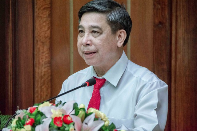 Ông Đồng Văn Thanh, Chủ tịch UBND tỉnh Hậu Giang thông tin về kết quả giữa nhiệm kỳ thực hiện Nghị quyết Đại hội Đảng bộ tỉnh và kết quả thực hiện nhiệm vụ 6 tháng đầu năm 2023.