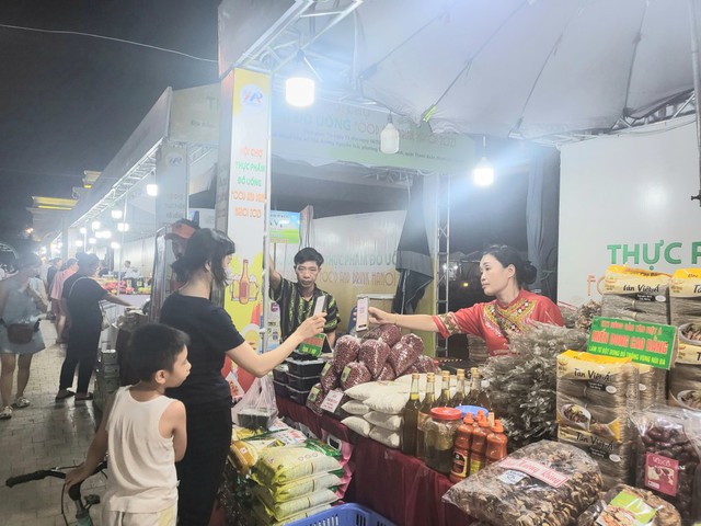 Đẩy mạnh kết nối, xúc tiến thương mại từ hội chợ thực phẩm đồ uống Hà Nội - Ảnh 2.