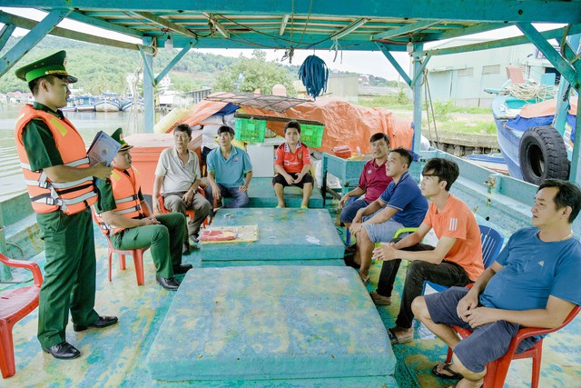 Tổ công tác Biên phòng cửa khẩu cảng Dương Đông, họp thành viên tổ đoàn kết trên biên, triển khai nội dung liên quan đến chống khai thác IUU.