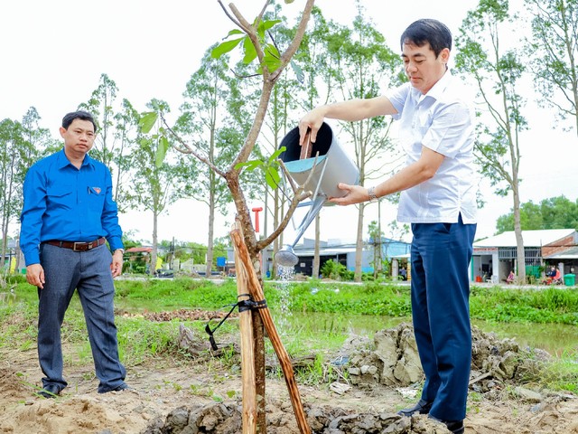 Bí thư Tỉnh ủy Hậu Giang Nghiêm Xuân Thành tham gia trồng cây tại lễ phát động.