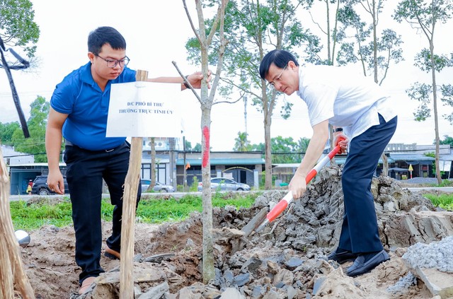 Phó Bí thư Thường trực Tỉnh ủy, Chủ tịch HĐND tỉnh Hậu Giang Trần Văn Huyến tham gia trồng cây tại lễ phát động.