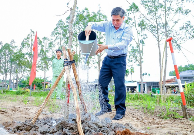 Chủ tịch UBND tỉnh Hậu Giang Đồng Văn Thanh tham gia trồng cây tại lễ phát động.