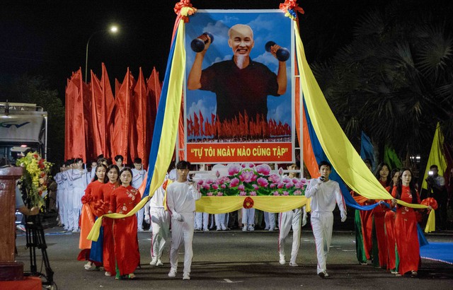 Thực hiện nghi thức rước ảnh Chủ tịch Hồ Chí Minh.