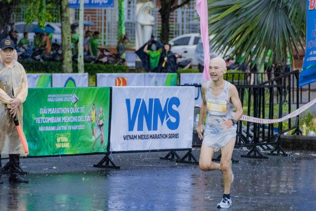Những hình ảnh ấn tượng tại Giải Marathon Quốc tế “Vietcombank Mekong Delta” Hậu Giang lần thứ IV năm 2023 - Ảnh 5.