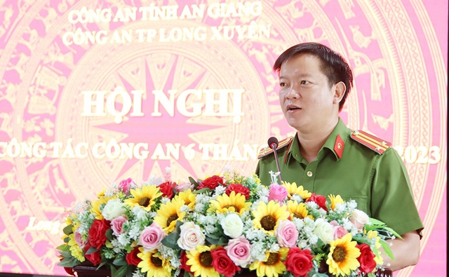 Trung tá Nguyễn Đức Hậu, Trưởng Công an TP. Long Xuyên tiếp thu các ý kiến chỉ đạo của đồng chí Giám đốc Công an tỉnh