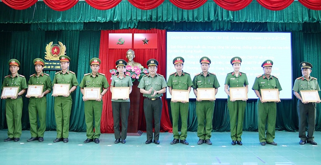 Đại tá Lâm Phước Nguyên, Giám đốc Công an tỉnh trao Giấy khen cho các tập thể, cá nhân