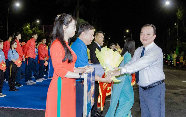 Ông Nguyễn Văn Hòa, Phó Chủ tịch UBND tỉnh Hậu Giang tặng hoa và cờ lưu niệm cho các đoàn thể thao và tổ trọng tài.