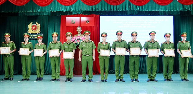 Trung tá Nguyễn Đức Hậu, Trưởng Công an TP. Long Xuyên trao Giấy khen cho các tập thể, cá nhân.