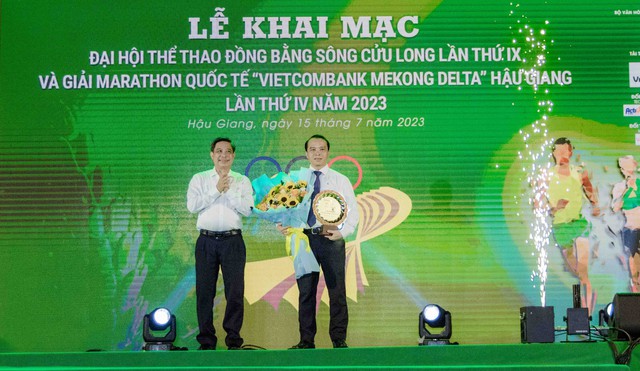 Chủ tịch UBND tỉnh Hậu Giang Đồng Văn Thanh tặng hoa và kỷ niệm chương cho nhà tài trợ.