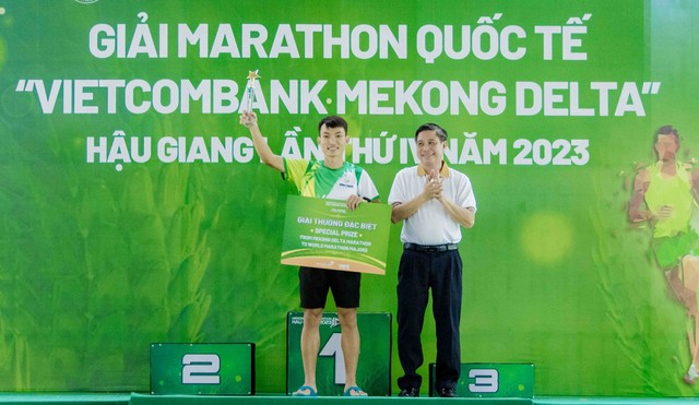 Những hình ảnh ấn tượng tại Giải Marathon Quốc tế “Vietcombank Mekong Delta” Hậu Giang lần thứ IV năm 2023 - Ảnh 25.