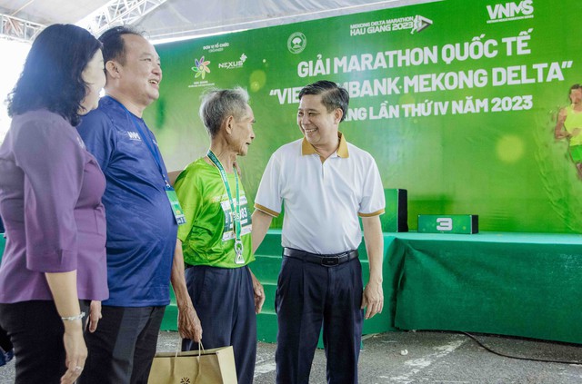 Những hình ảnh ấn tượng tại Giải Marathon Quốc tế “Vietcombank Mekong Delta” Hậu Giang lần thứ IV năm 2023 - Ảnh 27.