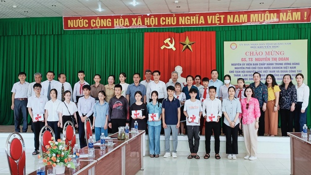 Nguyên Phó chủ tịch nước Nguyễn Thị Doan trao học bổng khuyến học cho học sinh, sinh viên tỉnh Quảng Nam - Ảnh 1.