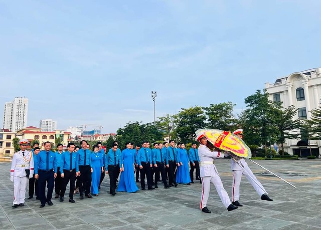 Đoàn đại biểu LĐLĐ tỉnh Bắc Giang dâng hương tưởng niệm các anh hùng liệt sỹ - Ảnh 1.