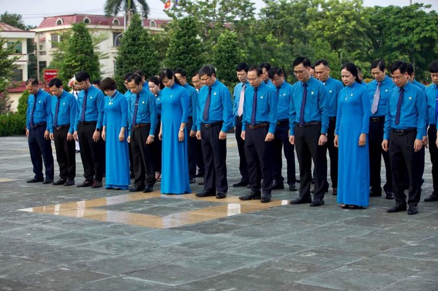 Đoàn đại biểu LĐLĐ tỉnh Bắc Giang dâng hương tưởng niệm các anh hùng liệt sỹ - Ảnh 3.