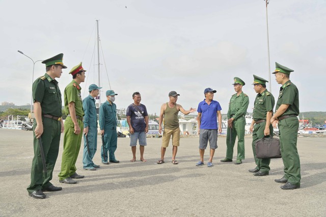 Cán bộ, chiến sĩ BĐBP tỉnh Kiên Giang tuyên truyền vận động bà con tham gia giữ gìn an ninh, trật tự địa bàn.